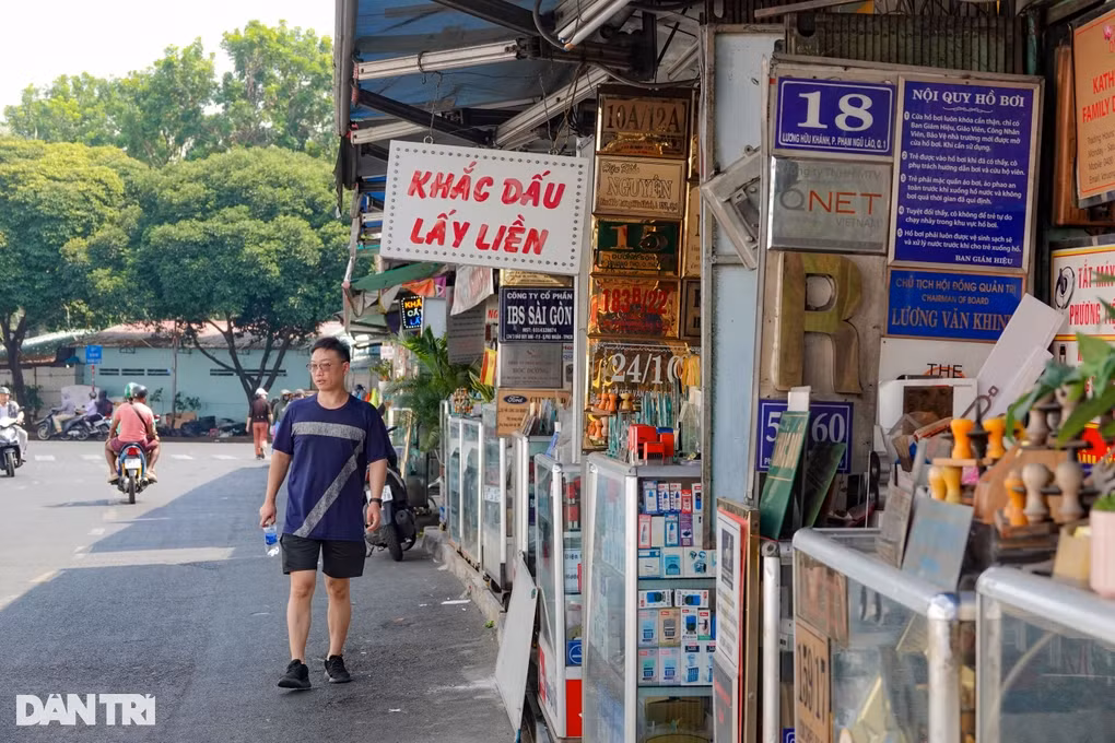 Các cửa hàng thỉnh thoảng có vài khách lui tới, nhưng không phải cửa hàng nào cũng "may mắn" như thế (Ảnh: Nguyễn Vy).