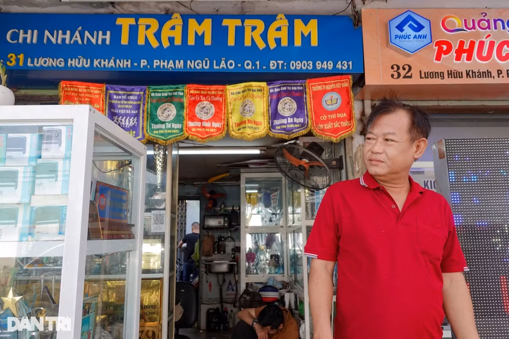 Ông Trí tiếc nuối khi tình hình kinh doanh của các tiểu thương tại đây rơi vào cảnh khó khăn (Ảnh: Nguyễn Vy).