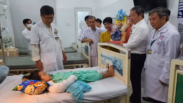 Phó Chủ tịch UBND TP HCM Dương Anh Đức đến thăm hỏi, tặng quà và động viên gia đình bé O.