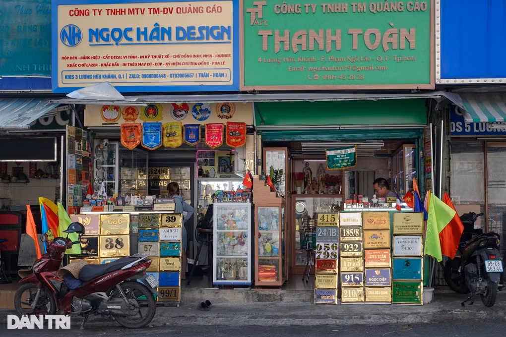 Tiểu thương ngồi ngóng khách trong ngày đầu tuần (Ảnh: Nguyễn Vy).