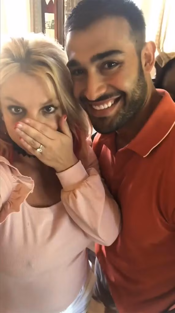 Bạn gái cũ chúc phúc cho Sam và Britney.