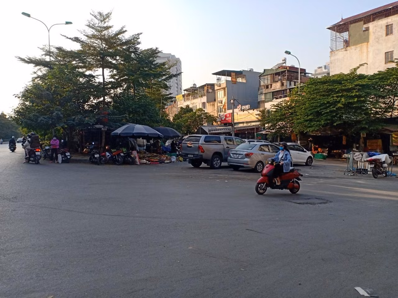 Đường dây nóng báo Tiền Phong mới nhận được phản ánh của bạn đọc về hiện tượng con đường cạnh dốc Tam Đa thuộc phường Thụy Khuê (quận Tây Hồ) bị biến thành chợ chim cảnh gây khó khăn cho sinh hoạt, đi lại của người dân sinh sống tại khu vực này.