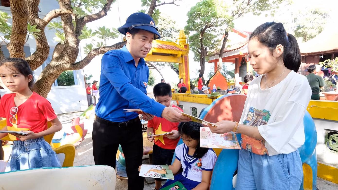 Anh Ngô Văn Cương, Bí thư T.Ư Đoàn tặng sách cho học sinh trên đảo Sinh Tồn thuộc quần đảo Trường Sa