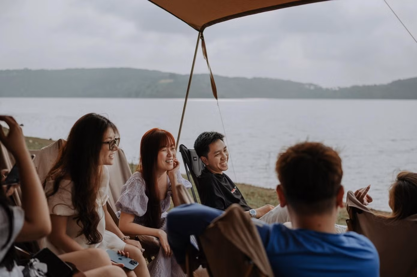 Đám cưới dã ngoại bao gồm hoạt động cắm trại, chèo SUP và tiệc mặn ngoài trời.