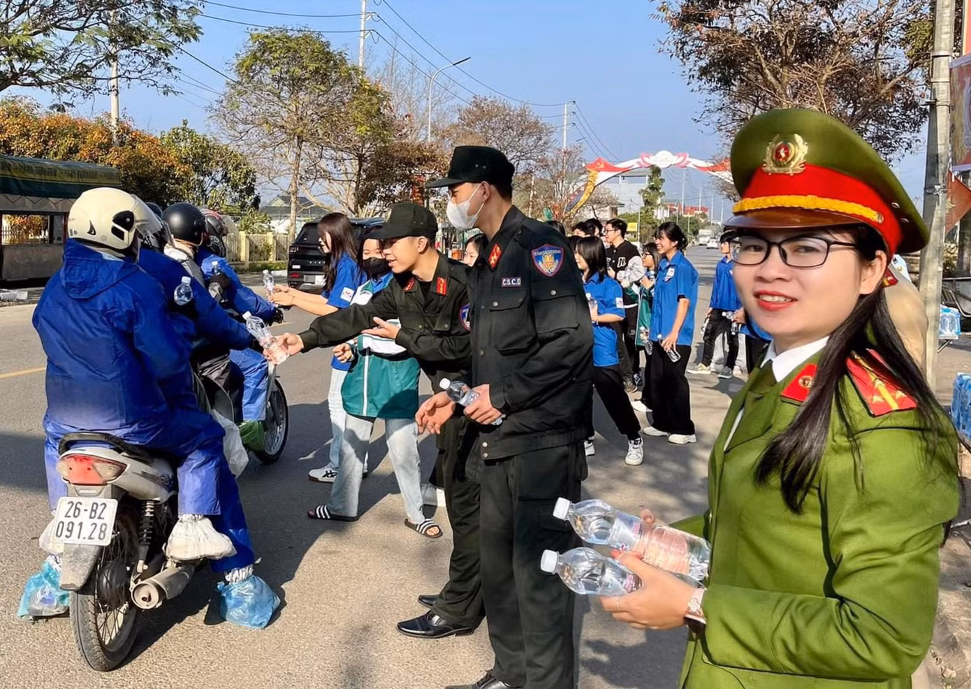 Các lực lượng Công an tỉnh Sơn La hỗ trợ người dân.