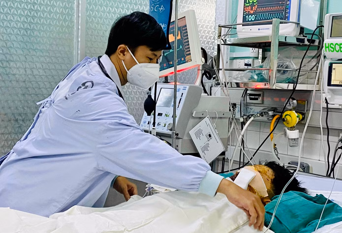 Nạn nhân cấp cứu do đốt pháo tự chế.