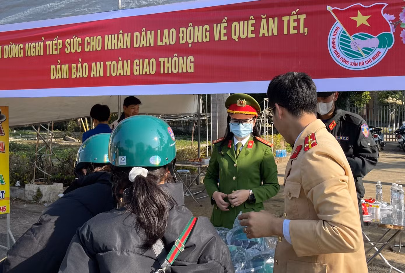 Điểm dừng nghỉ tiếp sức cho người lao động về quê ăn Tết.
