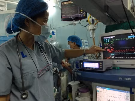 Bác sĩ gây mê kiểm tra thông số máy monitor theo dõi mạch, huyết áp, độ bão hoà oxy - Ảnh: Pháp luật 