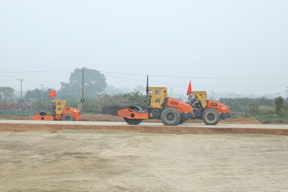 Công nhân làm việc trên công trường Dự án thành phần 2.1 Công nhân làm việc trên công trường Dự án thành phần 2.1