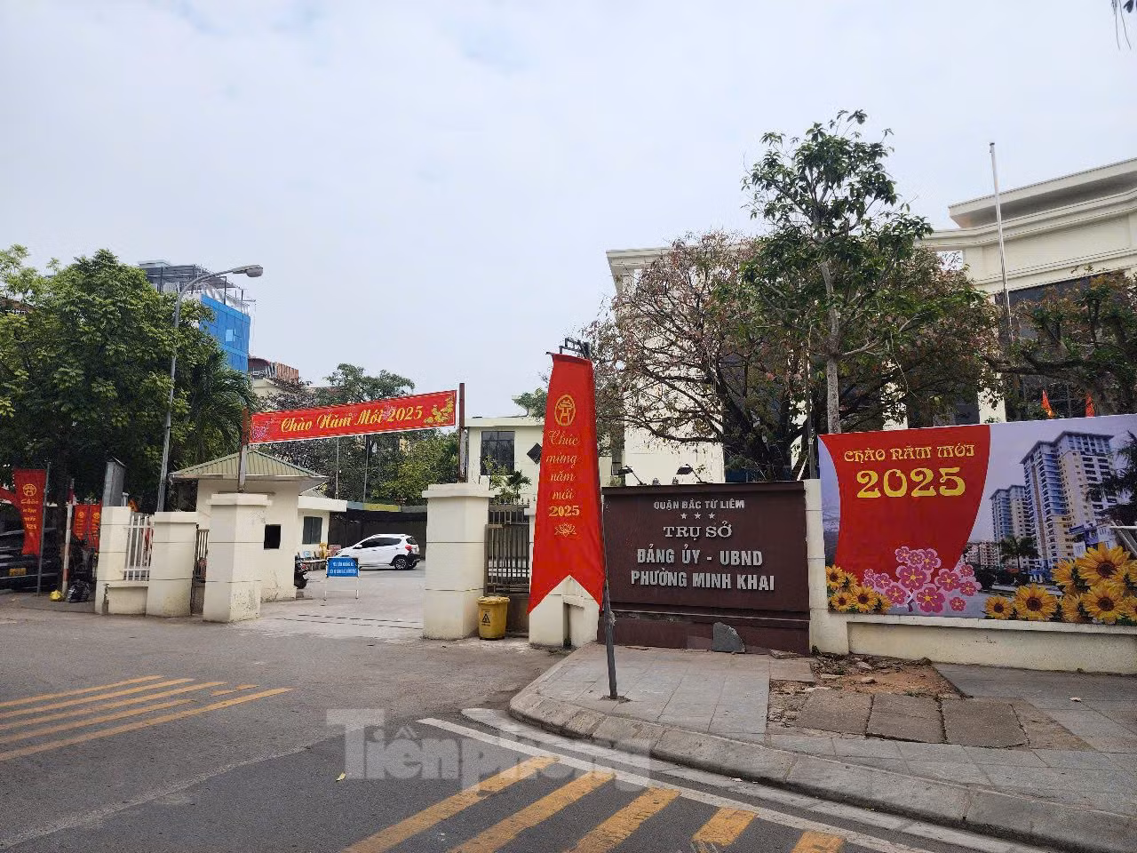 Số liệu quan trắc của Sở TN&amp;MT Hà Nội cho thấy, vào lúc 8h ngày 7/1, Khu vực ô nhiễm nghiêm trọng nhất là đường Minh Khai (phường Minh Khai, quận Bắc Từ Liêm), chỉ số AQI ở mức 207 (ảnh: Trụ sở UBND phường Minh Khai, quận Bắc Từ Liêm).