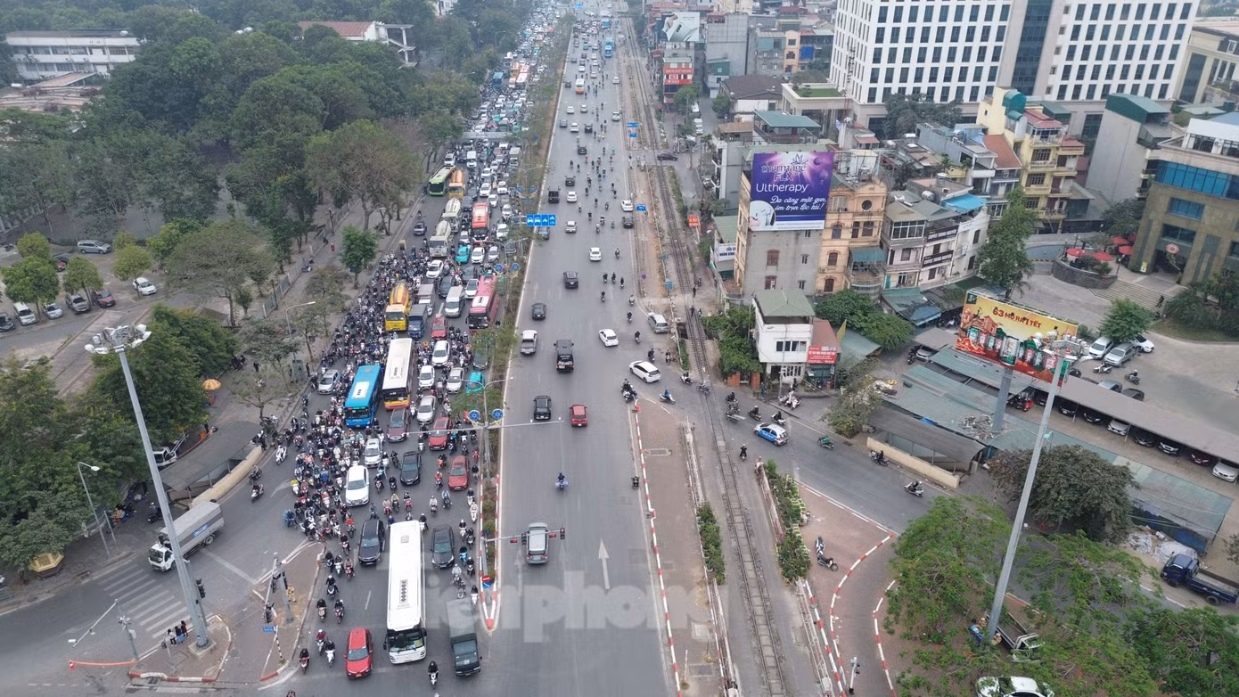 Những ngày qua, chất lượng không khí tại Hà Nội tiếp tục bị ô nhiễm nghiêm trọng. Nhiều khu vực ở mức cảnh báo xấu và rất xấu, chỉ số chất lượng không khí ở mức 151 đến hơn 201 (thang màu đỏ và tím).