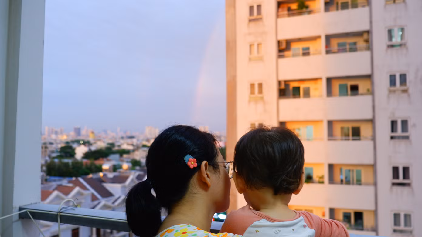 Người dân TPHCM thích thú xem cầu vồng đôi vào chiều 8/6. Ảnh: Hữu Huy