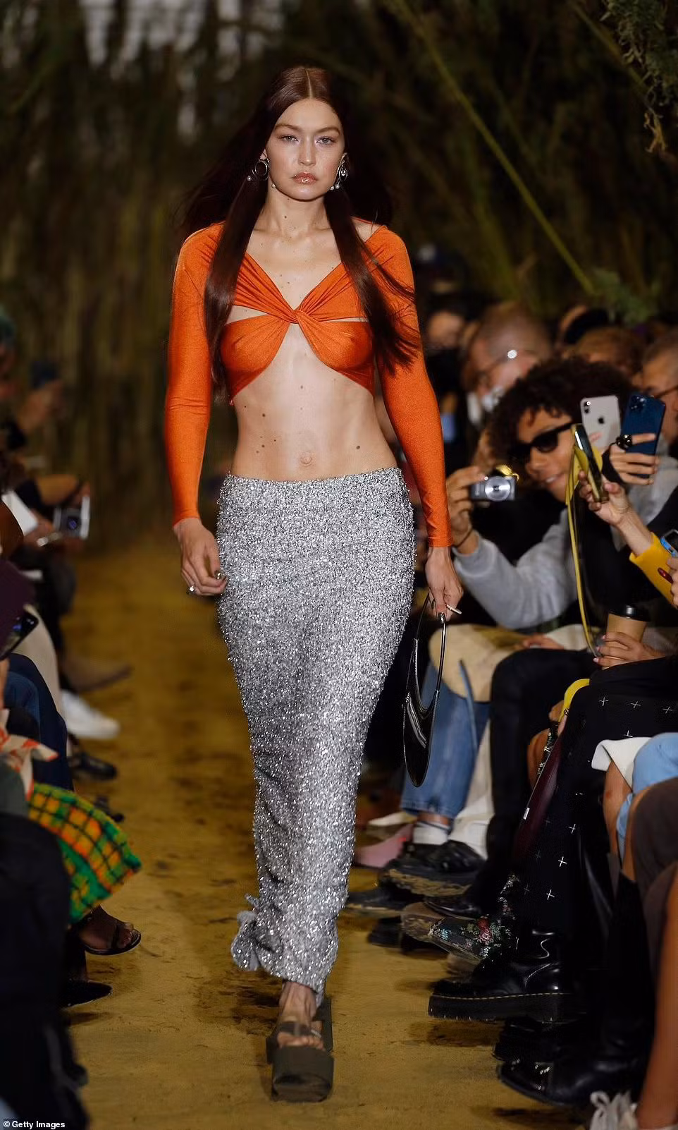 Mẹ bỉm sữa Gigi Hadid cũng góp mặt trong show diễn này cùng dàn người mẫu.