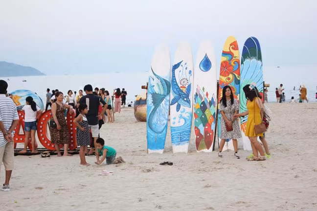 Giới trẻ Đà Nẵng đua nhau check in bên thuyền thúng, ván trượt độc-lạ ảnh 4