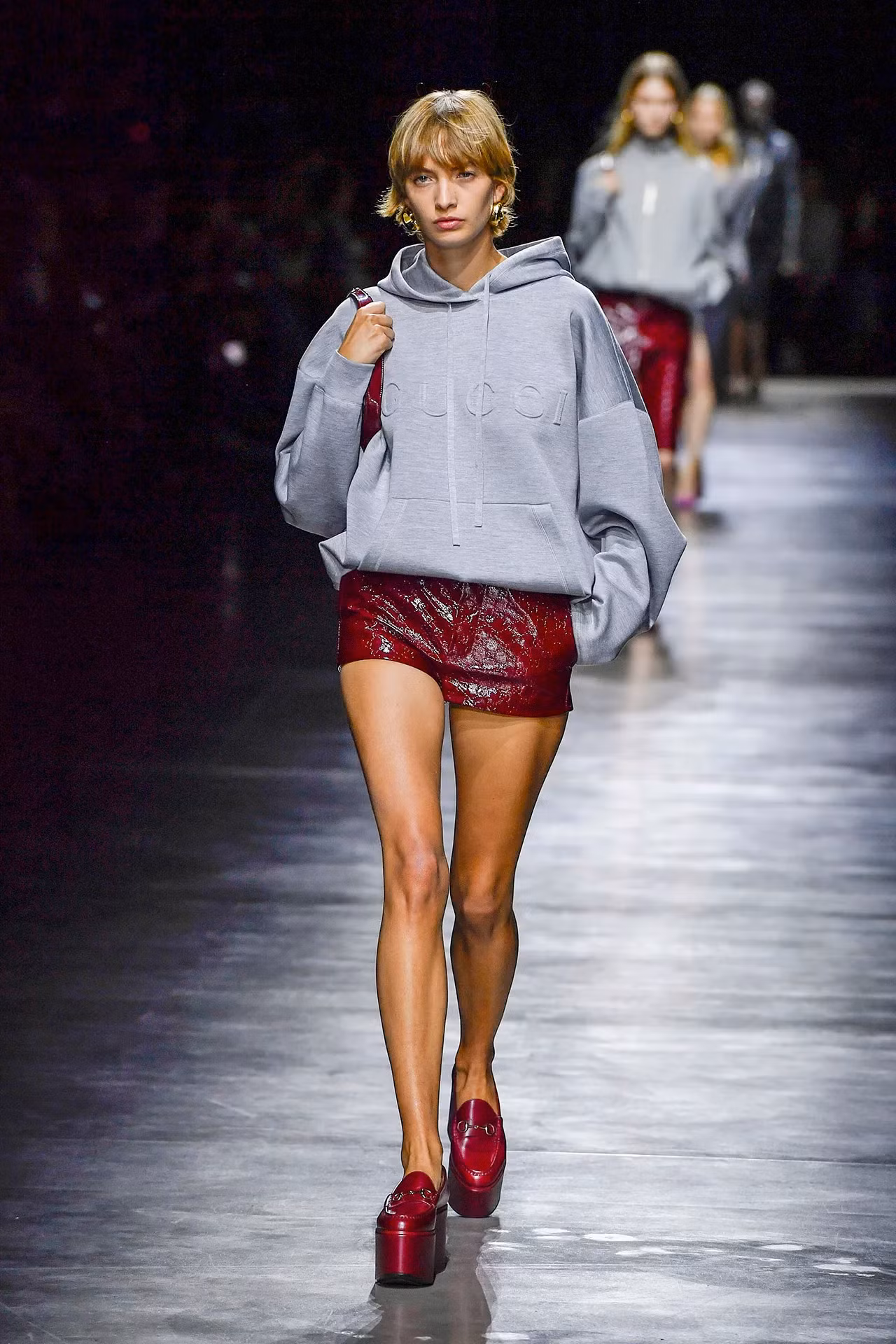 Gucci khiến dân tình mê mẩn với chiếc áo hoodie xám basic.