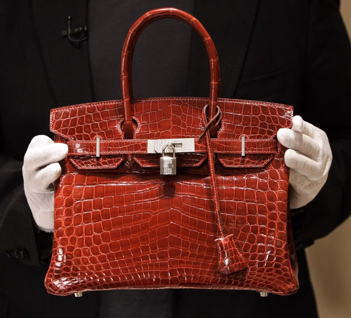 Khách hàng viết cả đơn khiếu nại để yêu cầu thương hiệu Hermès thay đổi chính sách. Khách hàng viết cả đơn khiếu nại để yêu cầu thương hiệu Hermès thay đổi chính sách.