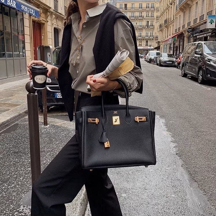 Các khách hàng của Hermès bức xúc vì họ phải mua thêm quần áo, khăn quàng cổ và phụ kiện, sau đó mới được xét duyệt để mua túi xách Birkin. Các khách hàng của Hermès bức xúc vì họ phải mua thêm quần áo, khăn quàng cổ và phụ kiện, sau đó mới được xét duyệt để mua túi xách Birkin.