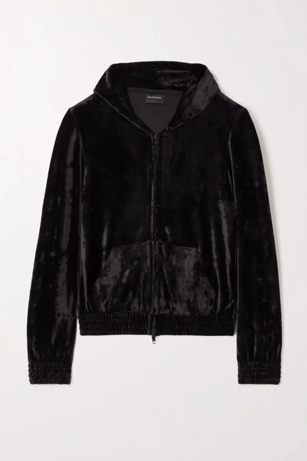 Balenciaga đã đưa lên sàn diễn chiếc hoodie nhung đen lấy cảm hứng thời trang Y2K.