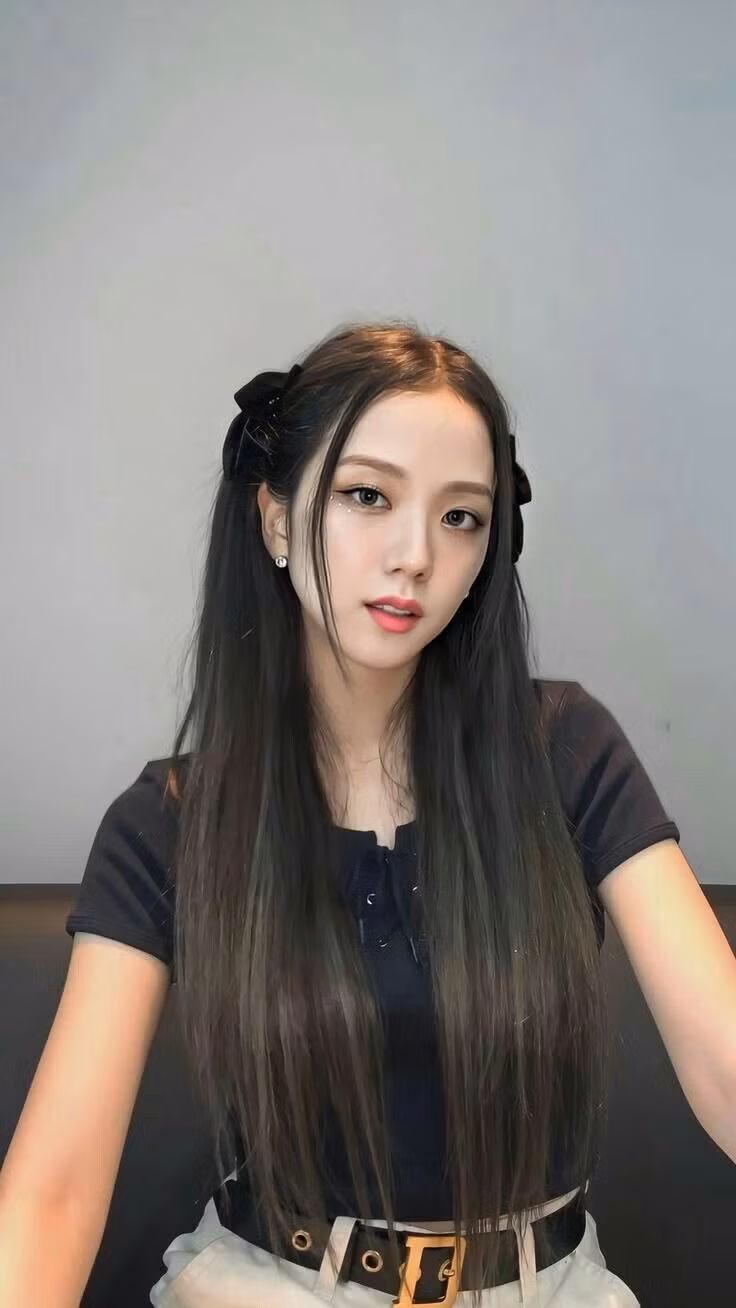 Khi không thể đến salon thường xuyên, hãy siêng dưỡng tóc tại nhà để có được những lọn tóc thẳng đẹp như Jisoo.