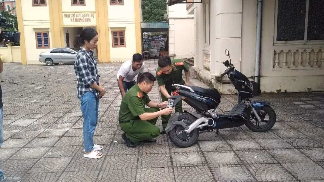 Công an xã, thị trấn ở Vĩnh Phúc cấp biển số, đăng ký xe cho người dân.