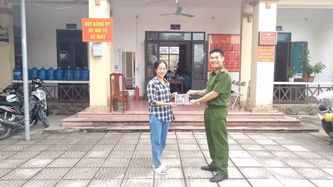 Người dân phấn khởi bởi thủ tục đăng ký BKS xe nhanh, gọn.