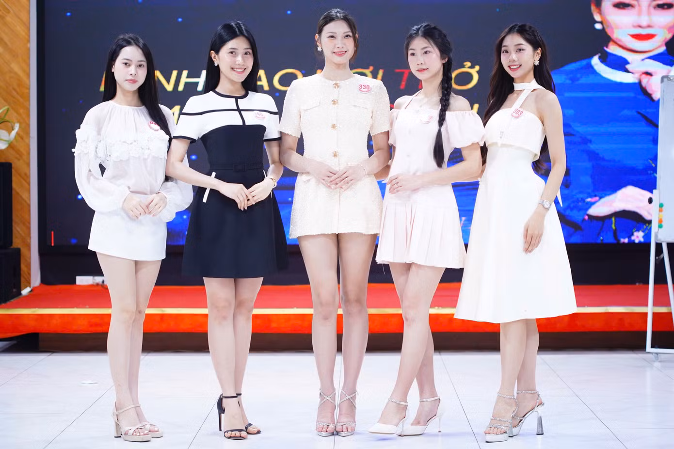 Những năm gần đây, Đại học Kinh tế Quốc dân có nhiều nữ sinh vào top cao các cuộc thi nhan sắc, trong đó có cả hoa hậu và á hậu. Họ là những tấm gương truyền cảm hứng cho sinh viên trong trường nói riêng và giới trẻ nói chung. Họ không chỉ có vẻ đẹp hình thể mà còn đề cao tri thức, lấy việc học làm đầu.