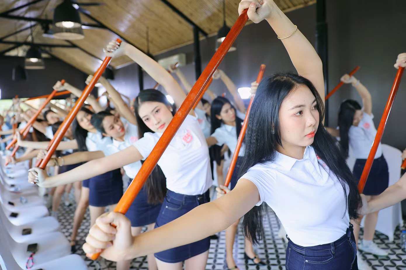 "Tôi biết ơn vì những trải nghiệm và kiến thức mình có được từ cuộc thi Hoa hậu Việt Nam. Không chỉ học trình diễn, catwalk, chúng tôi được tìm hiểu về văn hóa, lịch sử, truyền thống", thí sinh Nguyễn Ngọc Ánh chia sẻ.