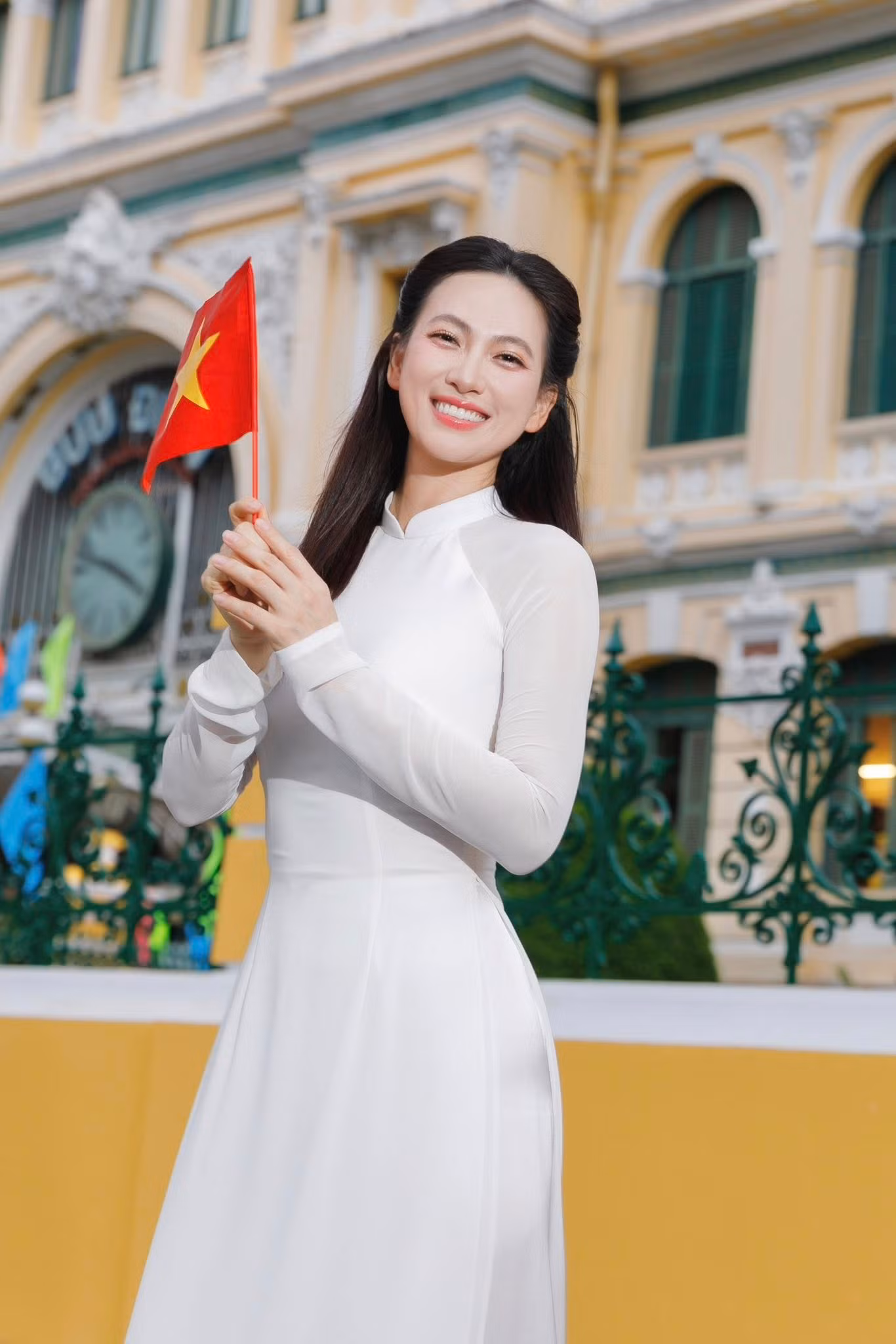 Hướng đến Lễ kỷ niệm 50 năm Ngày Giải phóng miền Nam, thống nhất đất nước (30/4/1975-30/4/2025), diễn viên Phương Anh Đào thực hiện bộ ảnh áo dài, chụp tại một số điểm du lịch nổi tiếng ở TPHCM.