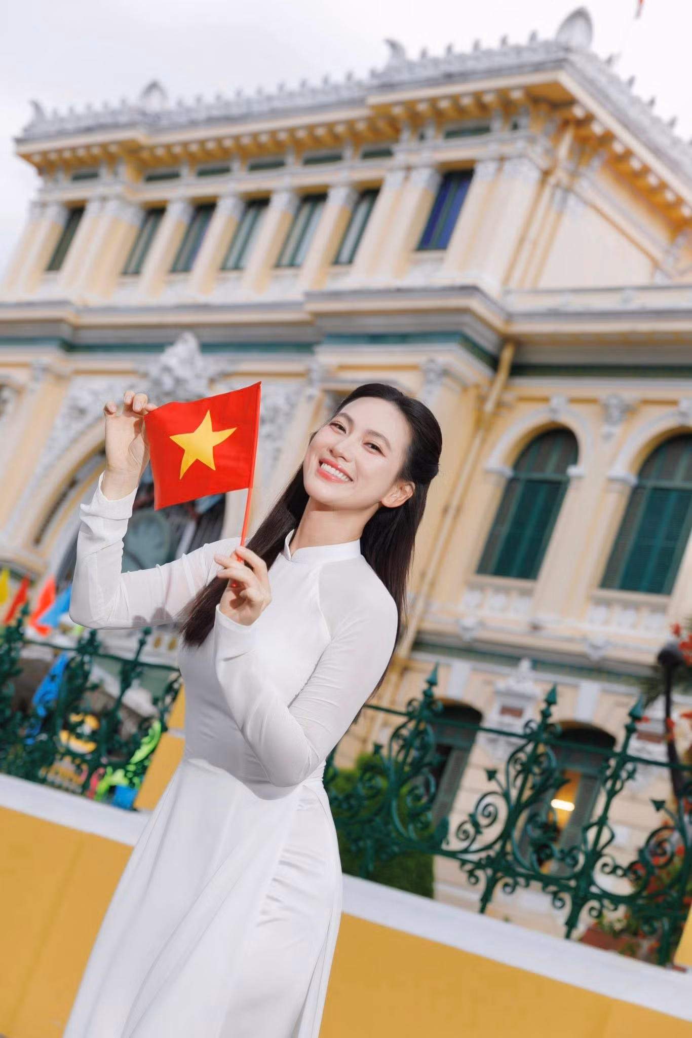 Hướng đến Lễ kỷ niệm 50 năm Ngày Giải phóng miền Nam, thống nhất đất nước (30/4/1975-30/4/2025), diễn viên Phương Anh Đào thực hiện bộ ảnh áo dài, chụp tại một số điểm du lịch nổi tiếng ở TPHCM.