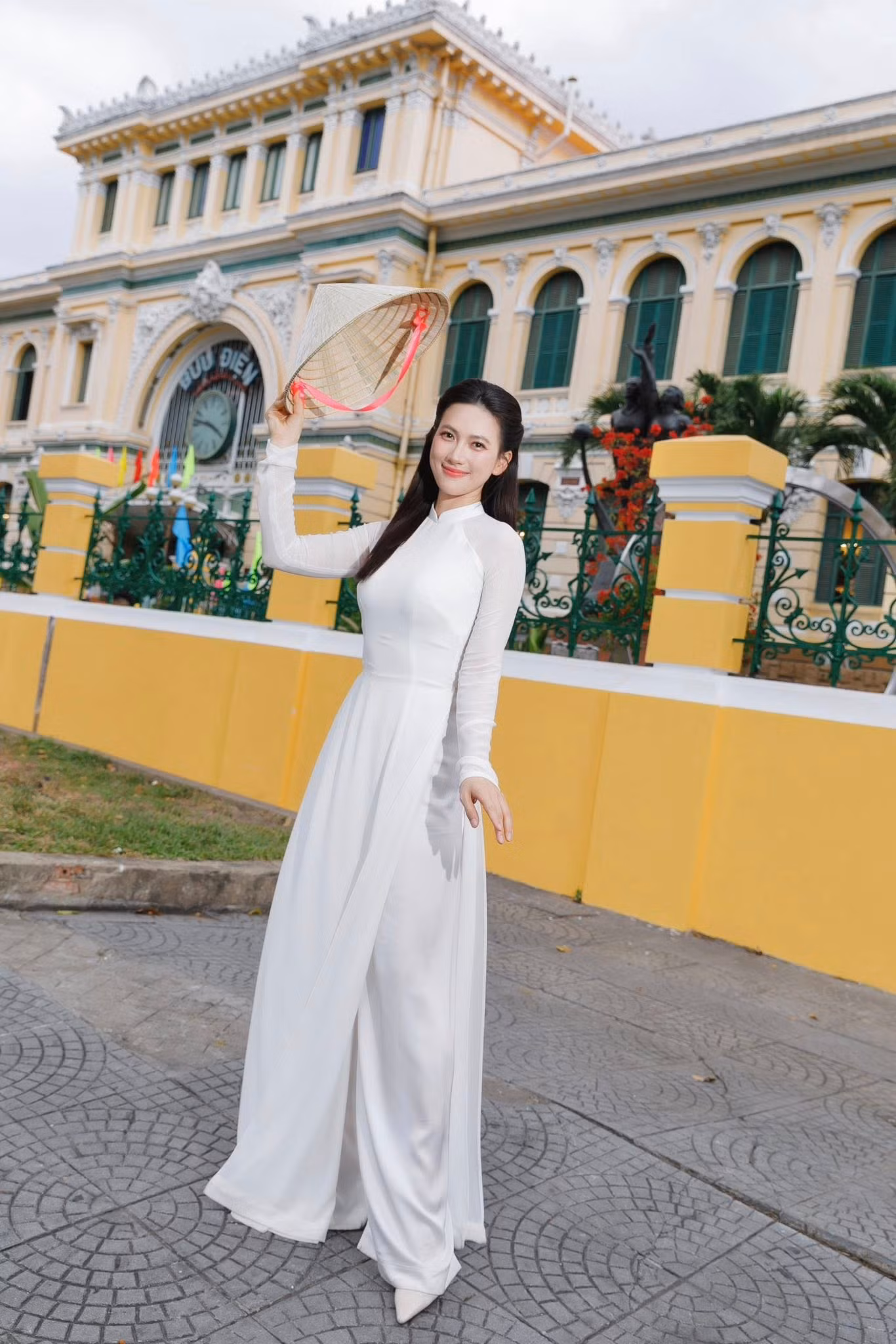Phương Anh Đào tên đầy đủ là Đào Phương Anh Đào, sinh năm 1992 tại Bạc Liêu. Cô gây ấn tượng trong nhiều phim điện ảnh như Nhắm mắt thấy mùa hè, Em gái mưa, Bằng chứng vô hình, Chàng vợ của anh, Chiếm đoạt, Tro tàn rực rỡ… Đặc biệt, sau thành công của phim Mai, Phương Anh Đào được ưu ái với danh xưng "ngọc nữ trăm tỷ".