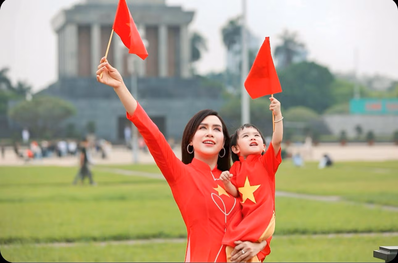 Trước dịp đại lễ 30/4, diễn viên Trúc Mai và con gái Minh Châu (tên thân mật là Vani) cùng thực hiện bộ ảnh trong trang phục áo dài đỏ, in hình cờ đỏ sao vàng. Cô viết: "Yêu nước không phải là trend/ Yêu nước nằm ở trong gen chúng mình/ Tự hào vì chúng ta là người Việt Nam".
