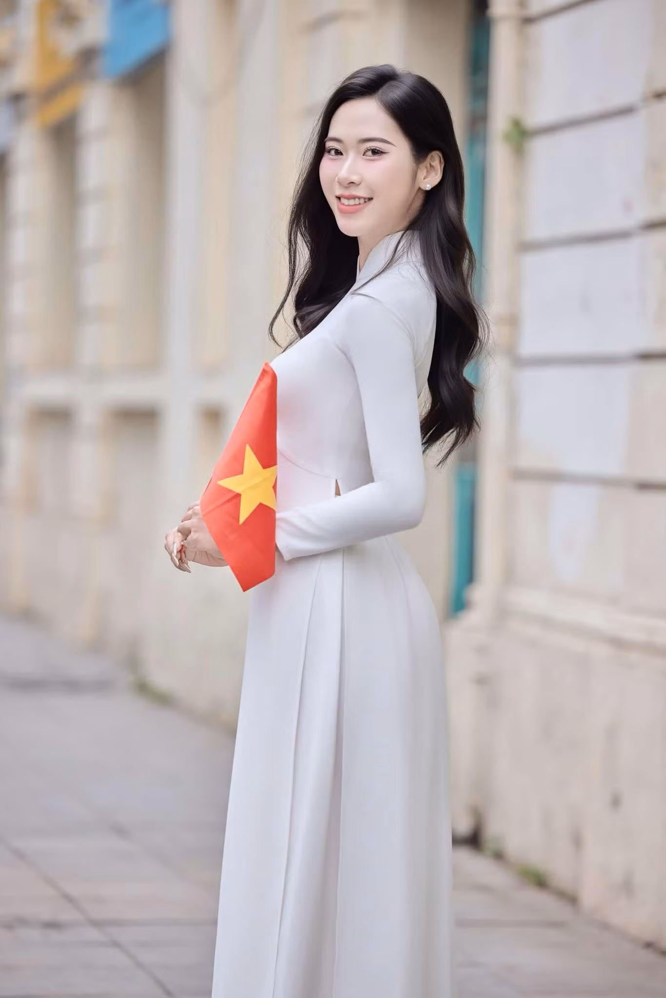 Hoàng Quý Lan sinh năm 2003, đến từ Cao Bằng, sở hữu chiều cao 1,75 m. Cô là sinh viên năm thứ tư ngành Tài chính Quốc tế Đại học Ngoại thương Hà Nội. Quý Lan có thể giao tiếp tốt bằng tiếng Anh và tiếng Đức.