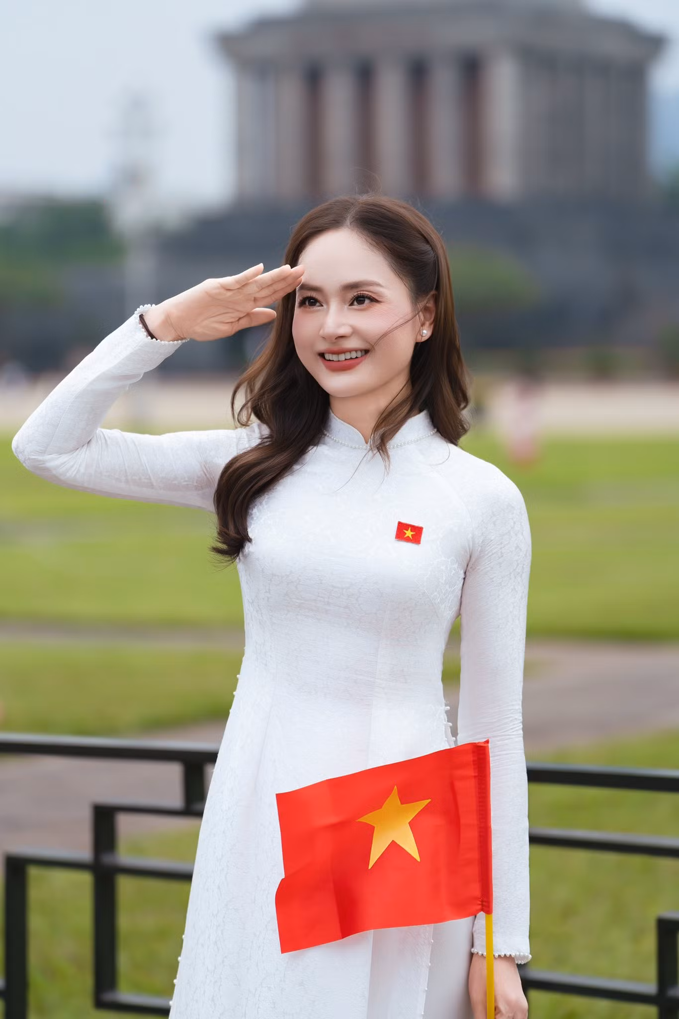 Lan Phương mặc áo dài trắng, trên ngực gắn cờ đỏ sao vàng. Lan Phương sinh con thứ hai vào tháng 3/2024. Thời gian gần đây, Lan Phương xuất hiện nhiều trên các thảm đỏ của sự kiện giải trí nhưng chưa nhận lời mời đóng phim trở lại vì lý do con còn nhỏ.