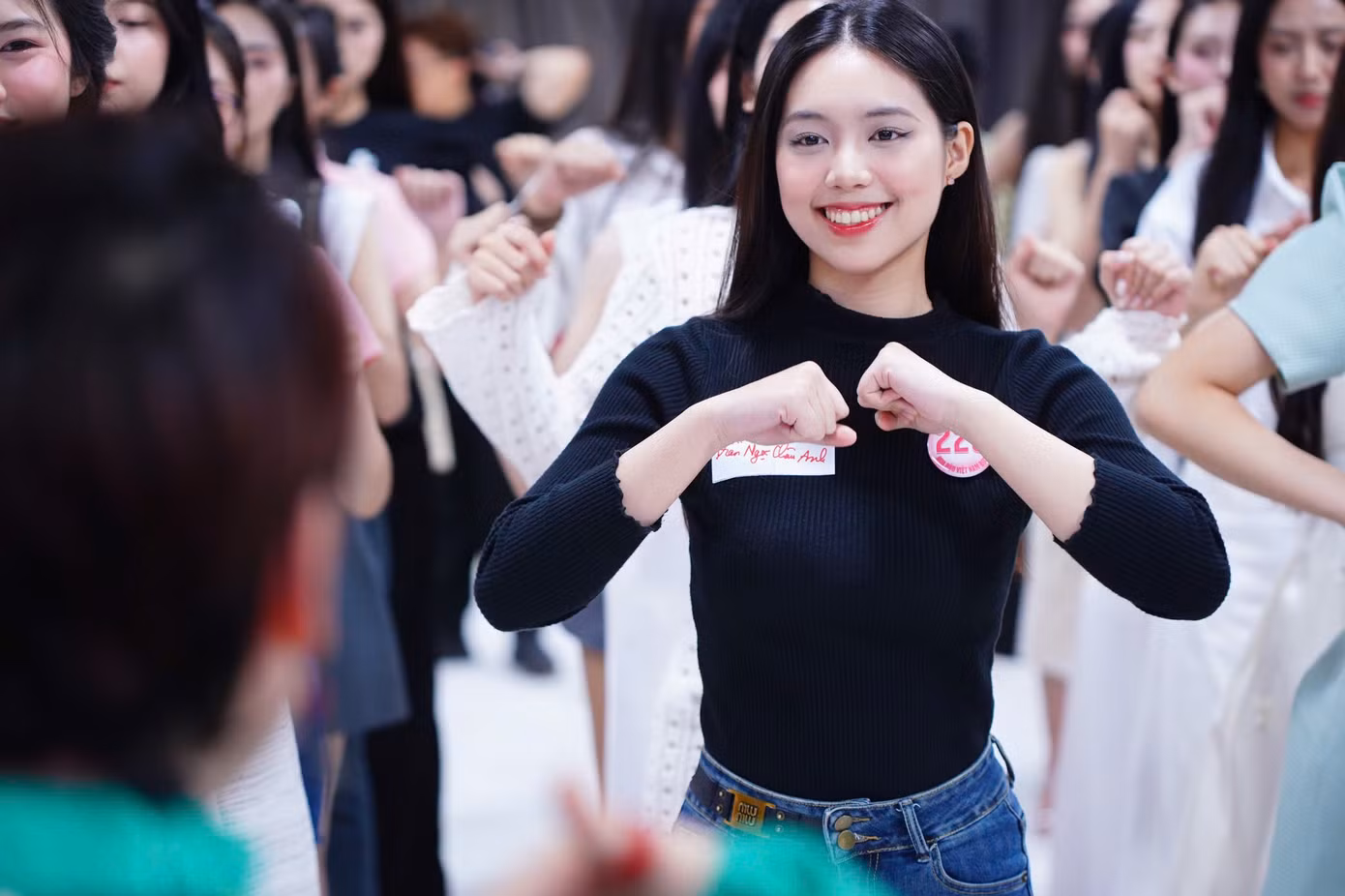 “Là người có kiến thức nền về thanh nhạc, tôi cảm thấy buổi học hôm nay rất hữu ích và ý nghĩa với thí sinh Hoa hậu Việt Nam. Nhiều thí sinh tự tin thể hiện tài năng, thậm chí khai phá tiềm năng của bản thân”, thí sinh Trần Ngọc Châu Anh (SBD 220) nói.