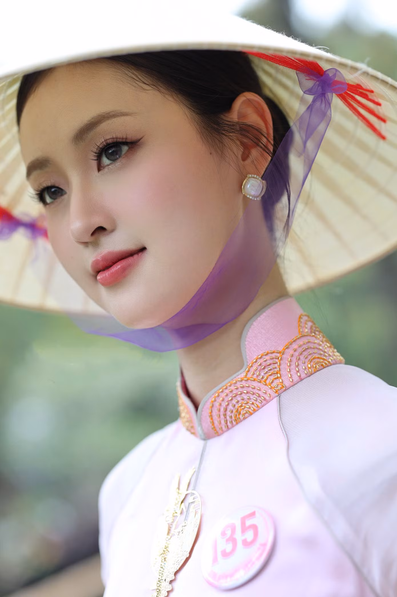 Tú Anh sinh năm 2003, đến từ Nghệ An. Cô là sinh viên năm cuối Đại học Ngoại thương Hà Nội.