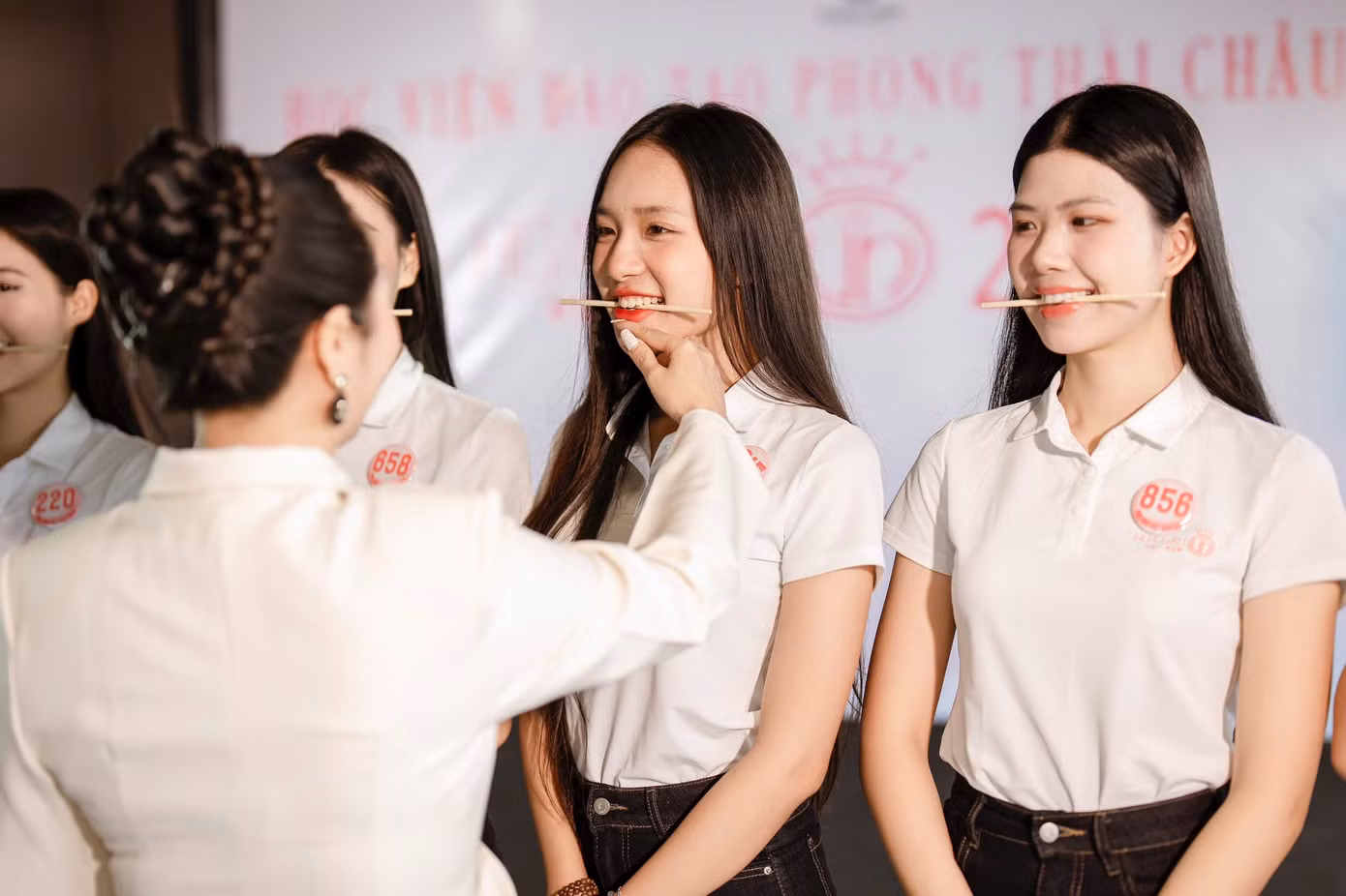 Tại buổi học, chuyên gia Châu Loan chia sẻ nhiều kiến thức và kỹ năng giúp các thí sinh hoàn thiện hơn trong hành trình chinh phục vương miện Hoa hậu Việt Nam 2024.