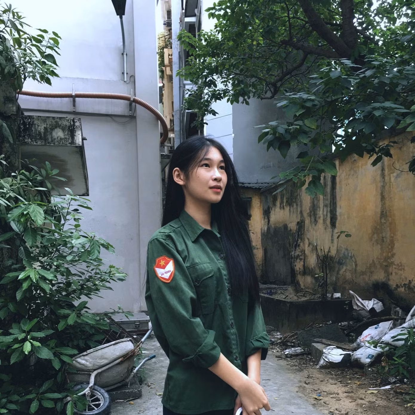Người đẹp dân tộc Tày cho biết thêm cô cùng ông bà theo dõi lễ diễu binh, diễu hành ngày 30/4 qua màn hình nhỏ. “Tôi và gia đình hưởng ứng bằng việc treo cờ Tổ quốc, theo dõi qua tivi và mạng xã hội với tinh thần biết ơn các thế hệ đi trước đã ngã xuống cho nền độc lập ngày nay. Đồng thời, tôi tự hào về một Việt Nam ngày càng phồn thịnh phát triển”, Hiền Nhi cho hay.