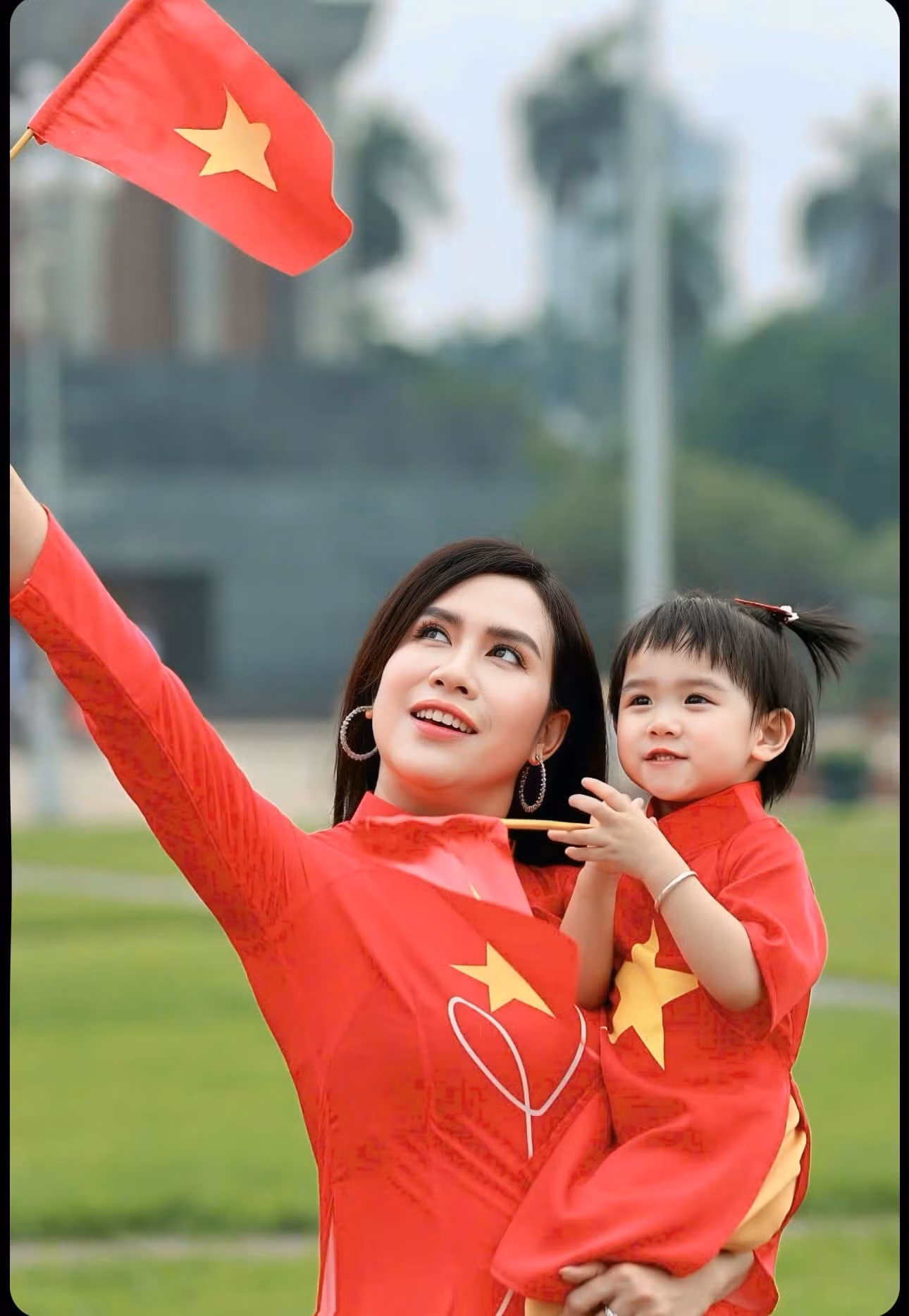 Diễn viên Trúc Mai tên thật là Đào Thanh Mai, sinh năm 1987, quê gốc Thái Bình. Cô mang hàm Thiếu tá, hiện thuộc biên chế của Nhà hát Kịch Công an nhân dân. Trúc Mai góp mặt trong nhiều phim truyền hình như Người đàn bà thứ 2, Đi qua bóng tối, Những đứa con biệt động Sài Gòn, Hãy nói lời yêu, Làng trong phố, Món quà của cha, Những nẻo đường gần xa...