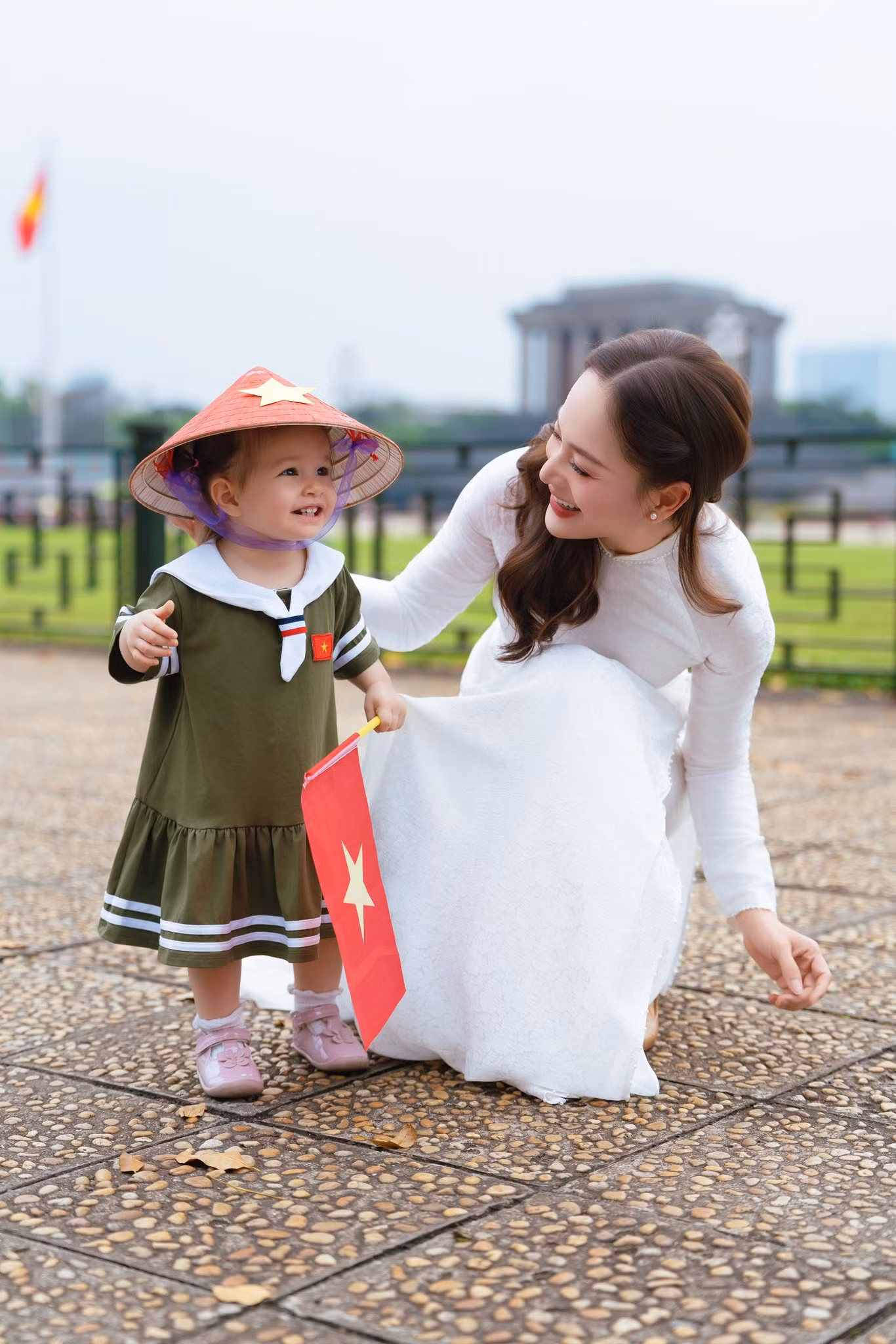 Bộ ảnh nhanh chóng thu hút sự quan tâm của người hâm mộ. "Hai mẹ con đẹp và thần thái tuyệt vời", "Bé đáng yêu và dễ thương lắm chị ơi", "Bộ ảnh ý nghĩa", "Hai mẹ con dễ thương quá"... là một số bình luận của khán giả.