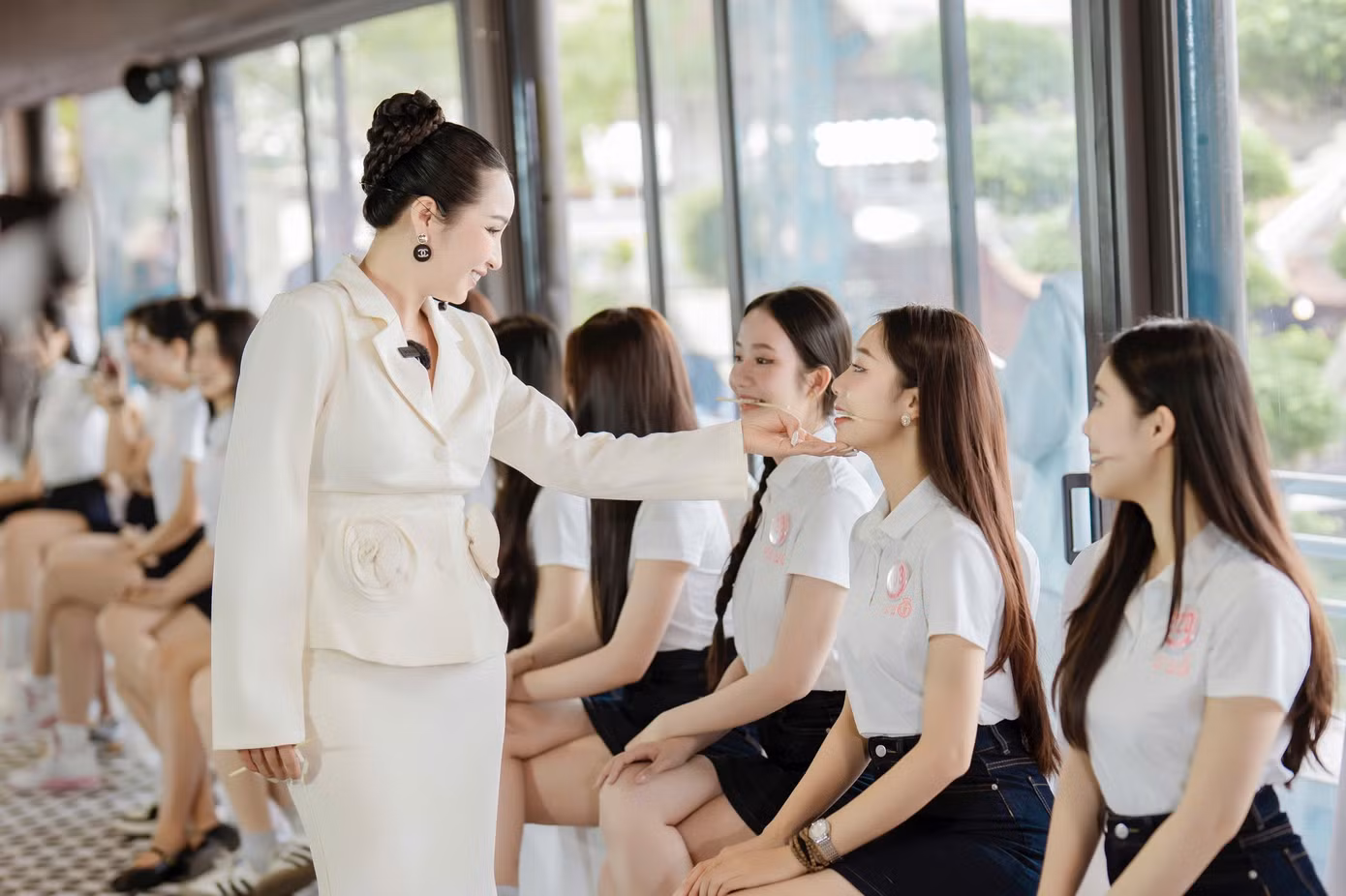 Chia sẻ với Tiền Phong, chuyên gia Châu Loan nhận xét thí sinh Hoa hậu Việt Nam 2024 đồng đều về chiều cao, hình thể. Nhiều thí sinh có nụ cười đẹp, mang vẻ đẹp tâm hồn và tạo sự gần gũi, thân thiện với người đối diện.