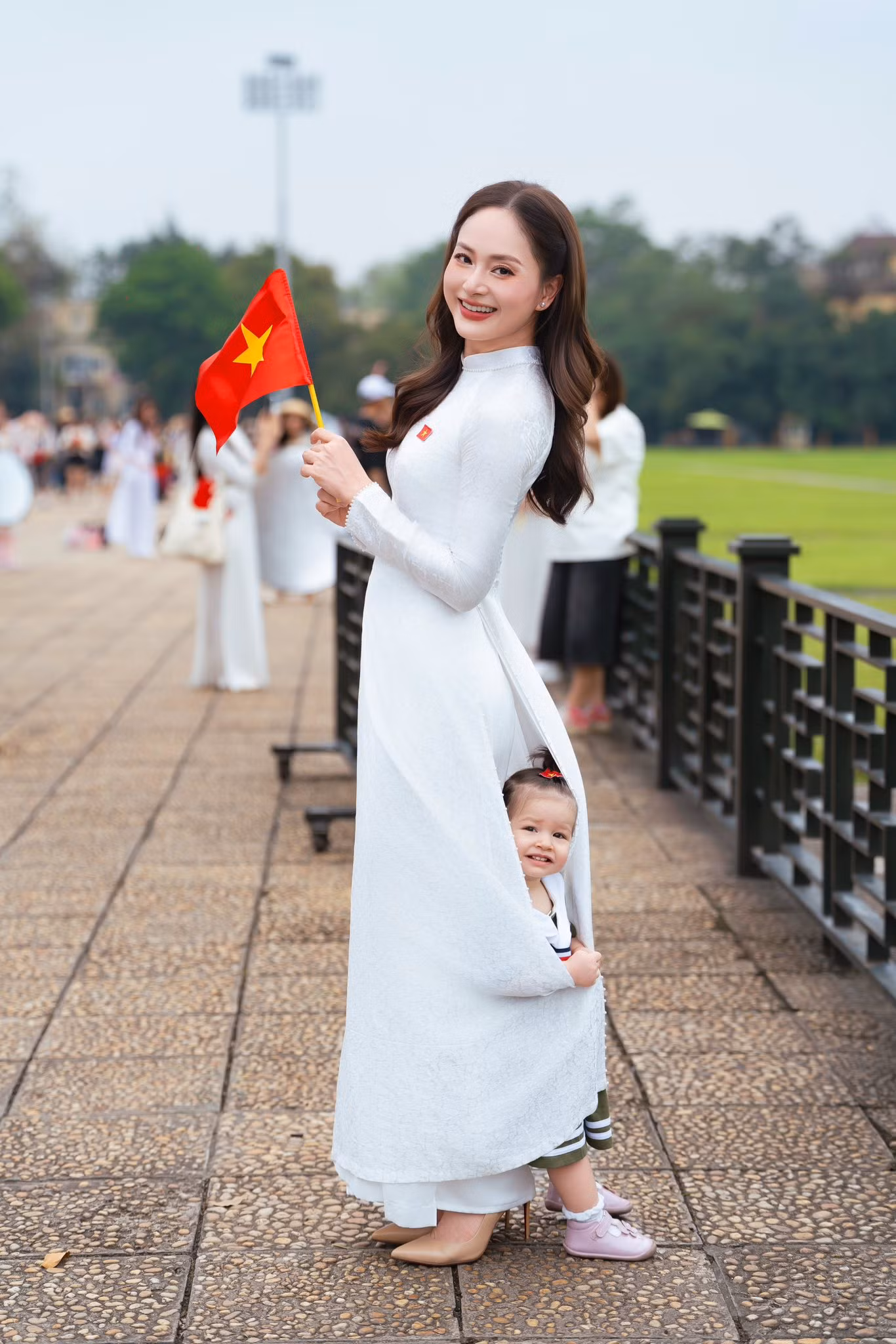 Lan Phương sinh năm 1983, là diễn viên quen mặt của phim truyền hình. Cô biến hóa và gây ấn tượng qua nhiều vai diễn trong các phim như Cô gái xấu xí, Cả một đời ân oán, Thương ngày nắng về, Gia đình mình vui bất thình lình, Tết ở làng địa ngục…