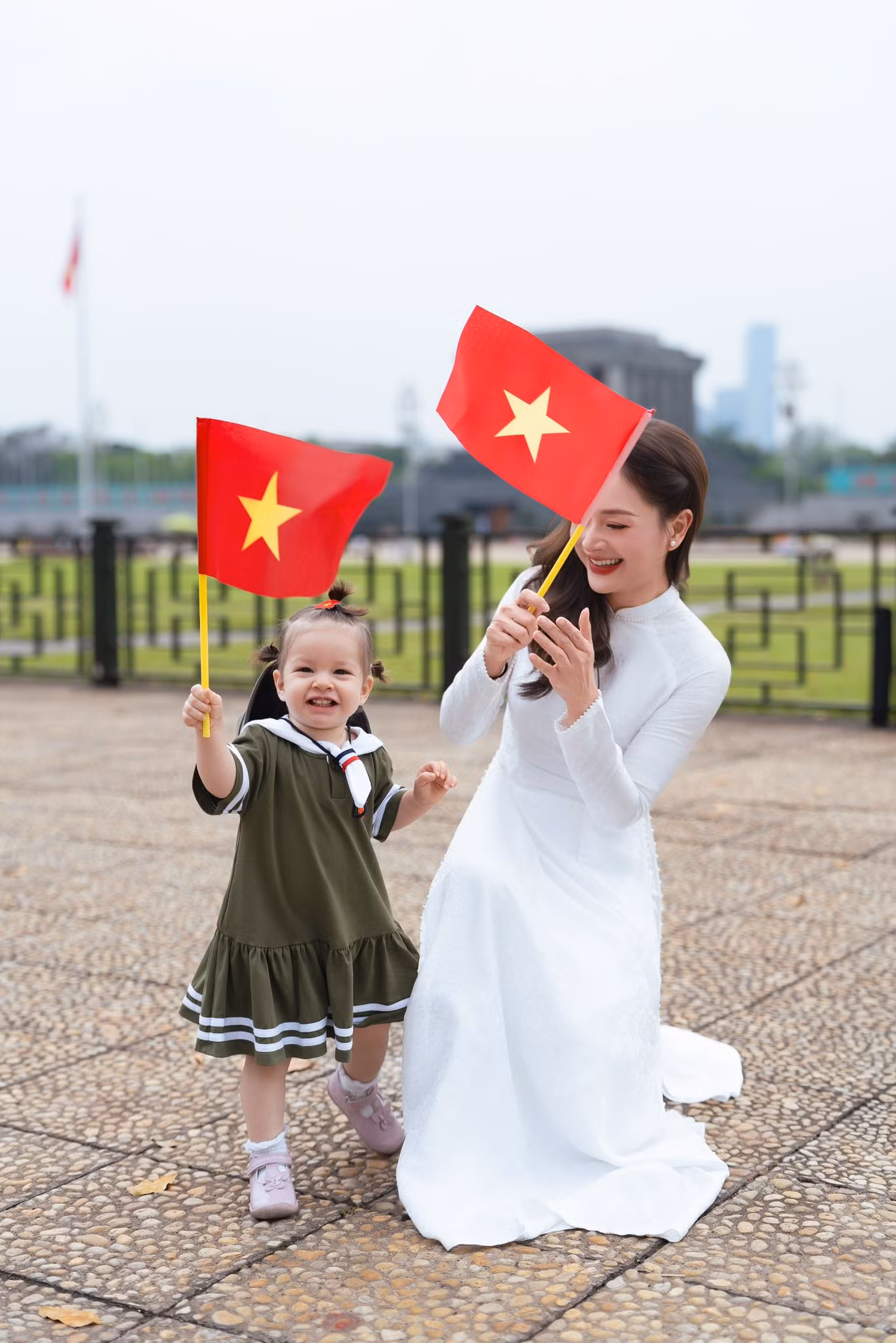Trên trang cá nhân, diễn viên Lan Phương chia sẻ bộ ảnh thực hiện cùng con gái thứ hai Mia. Cô chia sẻ: “Mia ơi, con đừng quên rằng từng giây phút bình yên mà mẹ con mình đang sống hôm nay là kết tinh từ hàng triệu trái tim đã ngừng đập vì đất nước con nhé”.