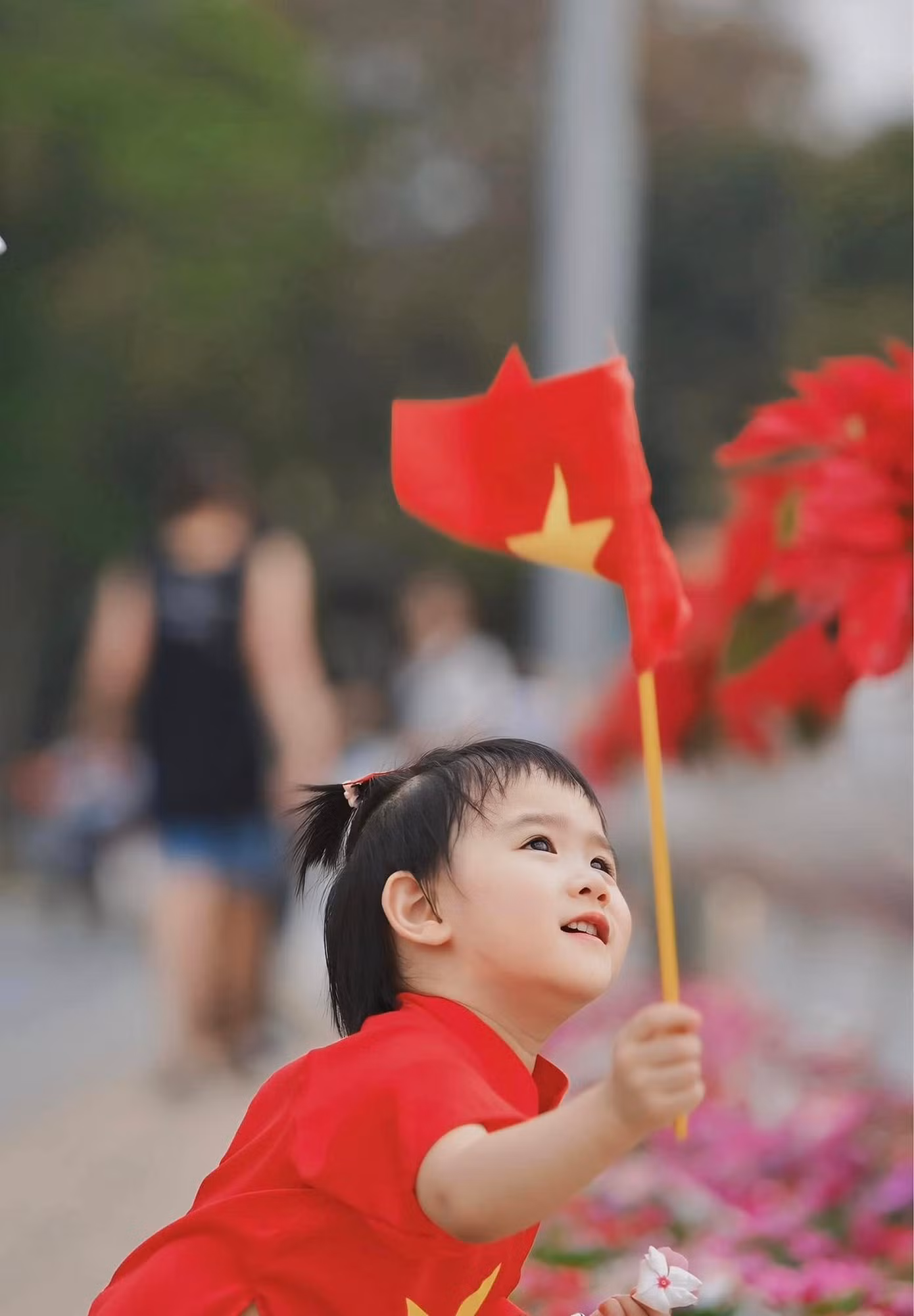 Hiện Trúc Mai cùng dàn nghệ sĩ của Nhà hát Kịch Công an nhân dân tất bật chuẩn bị cho vở diễn phục vụ lễ kỷ niệm 50 năm thống nhất đất nước, diễn ra đêm 30/4 tại Nhà hát Hồ Gươm, Hà Nội.