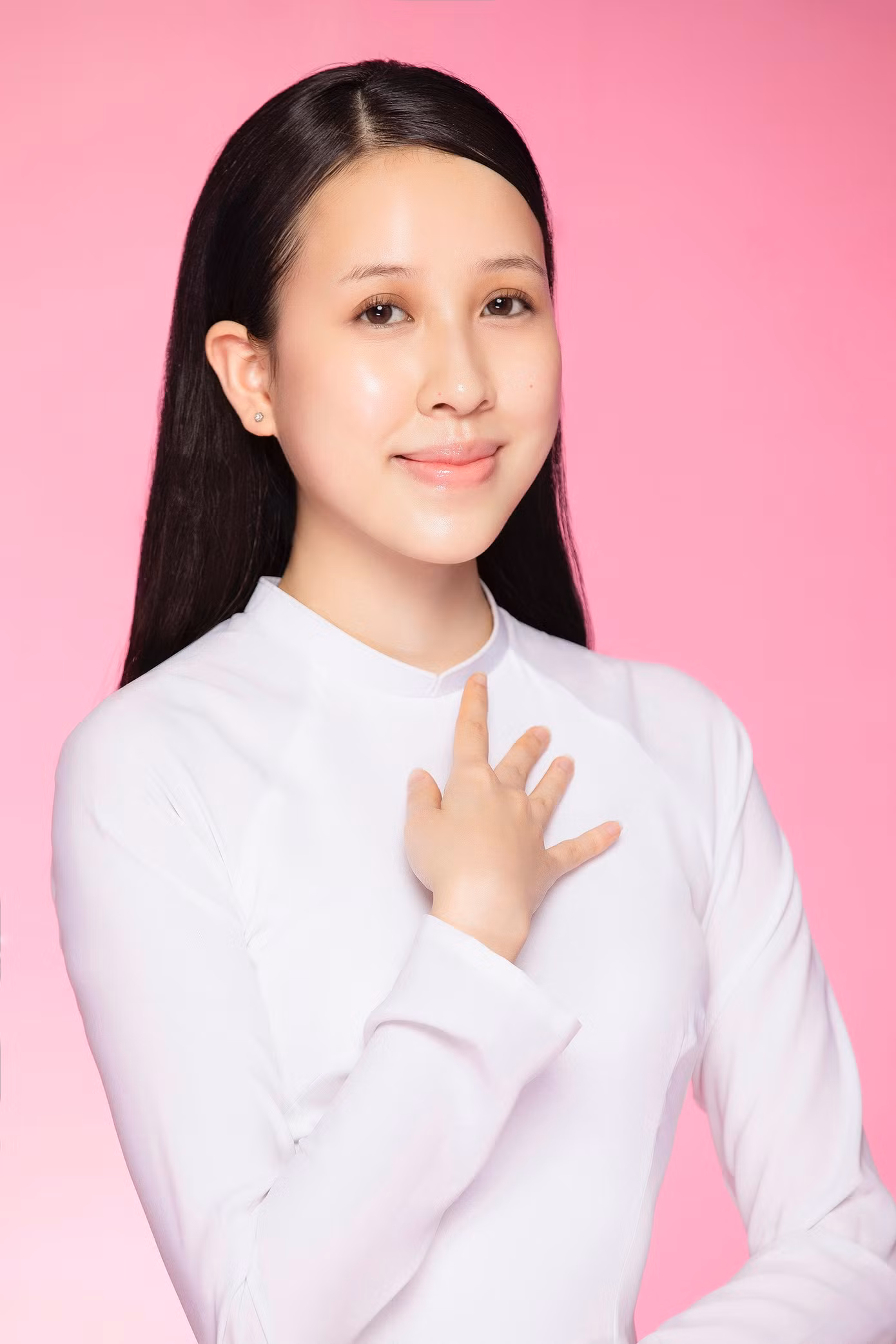 Thí sinh Hà Thu Trang sinh năm 2003, đến từ Cao Bằng, sinh viên Đại học RMIT. Cô là cựu học sinh chuyên Anh - THPT Chuyên Cao Bằng, đạt điểm TOEIC 960/990 trong lần thi đầu tiên. Hoàng Quý Lan sinh năm 2003, đến từ Cao Bằng, sinh viên Đại học Ngoại thương Hà Nội. Cô có thể nói hai ngoại ngữ là tiếng Anh và tiếng Đức.