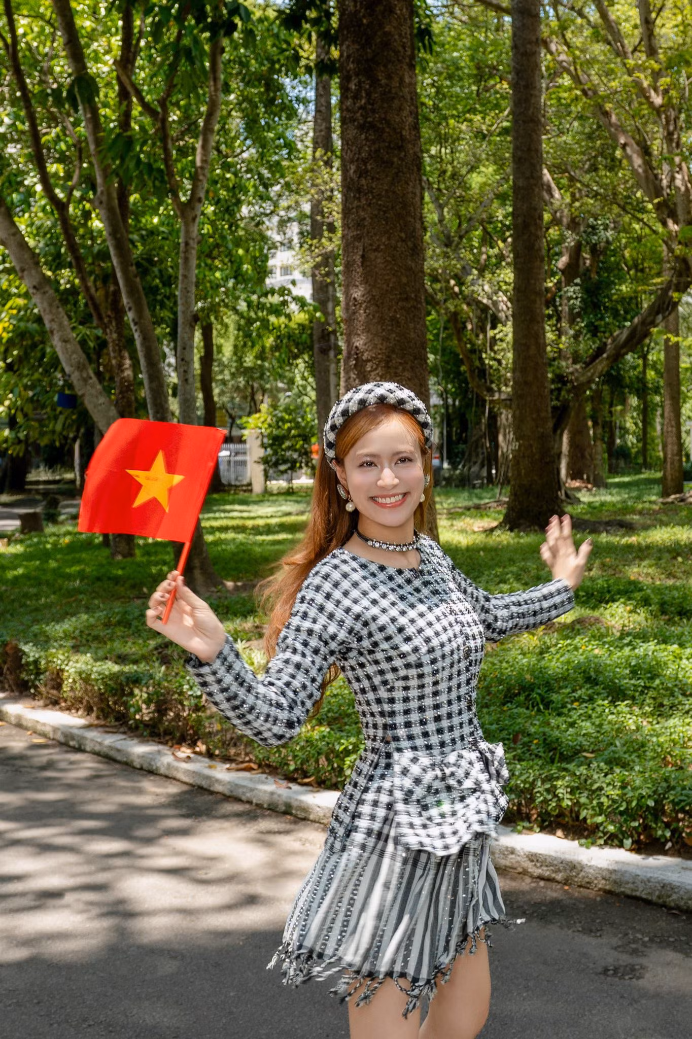 Bộ trang phục biến tấu từ họa tiết chiếc khăn rằn của Hoàng Thùy Linh nhận được nhiều lời khen của khán giả. Hoạt động sôi nổi trong lĩnh vực âm nhạc, Hoàng Thùy Linh bén duyên và từng góp mặt trong một bộ phim truyền hình, phát khung giờ vàng của VTV như Mê cung, Không ngại cưới chỉ cần một lý do...