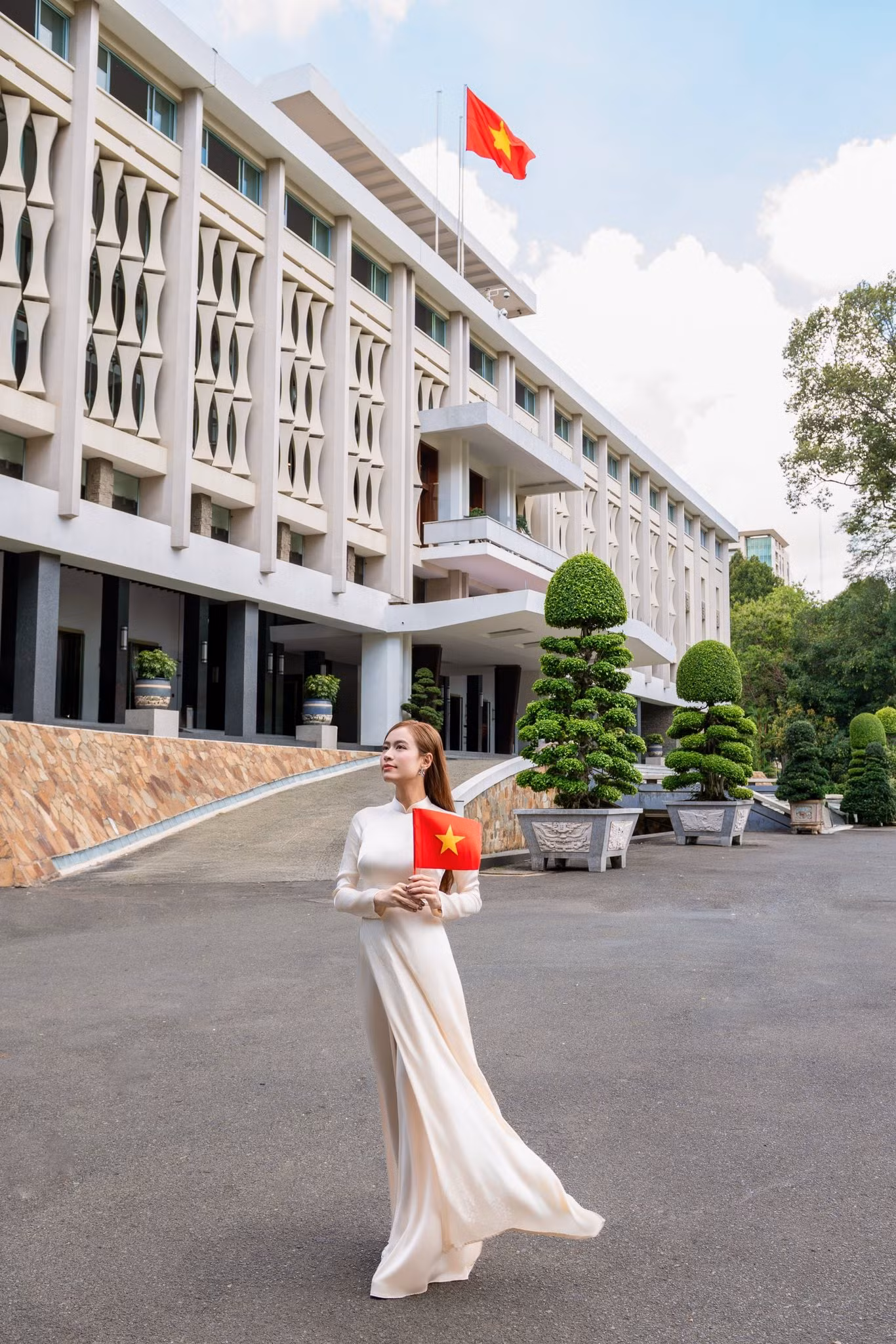 Hoàng Thùy Linh chia sẻ trên trang cá nhân loạt ảnh mặc áo dài, cầm lá cờ đỏ sao vàng. Cô viết: “Chúng ta là người Việt Nam”.