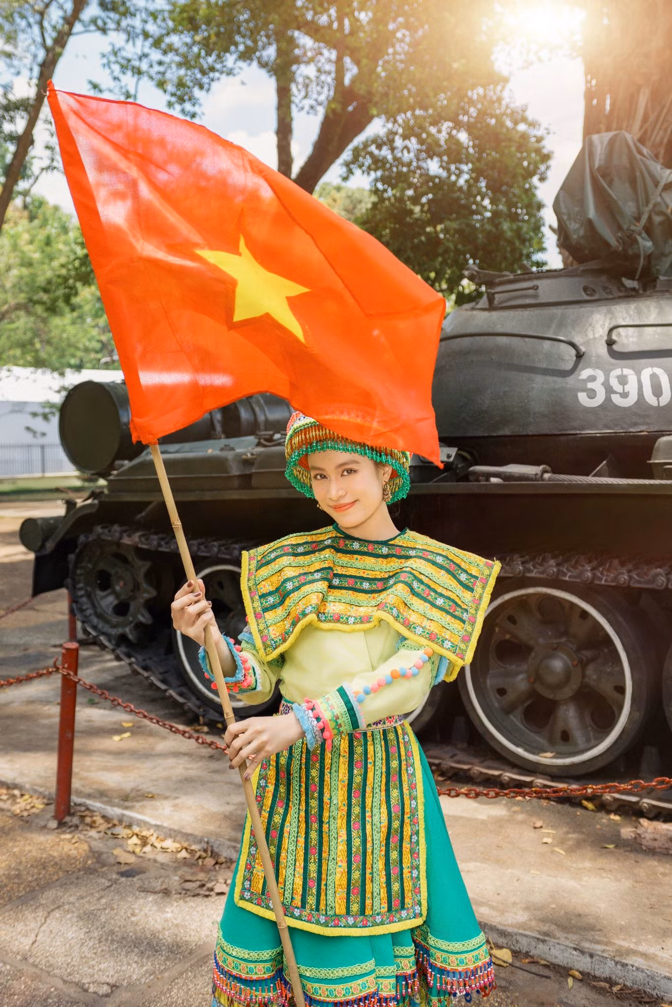 Cô tiếp tục biến hóa trong trang phục truyền thống dân tộc, lấy cảm hứng từ ca khúc Để Mị nói cho mà nghe.