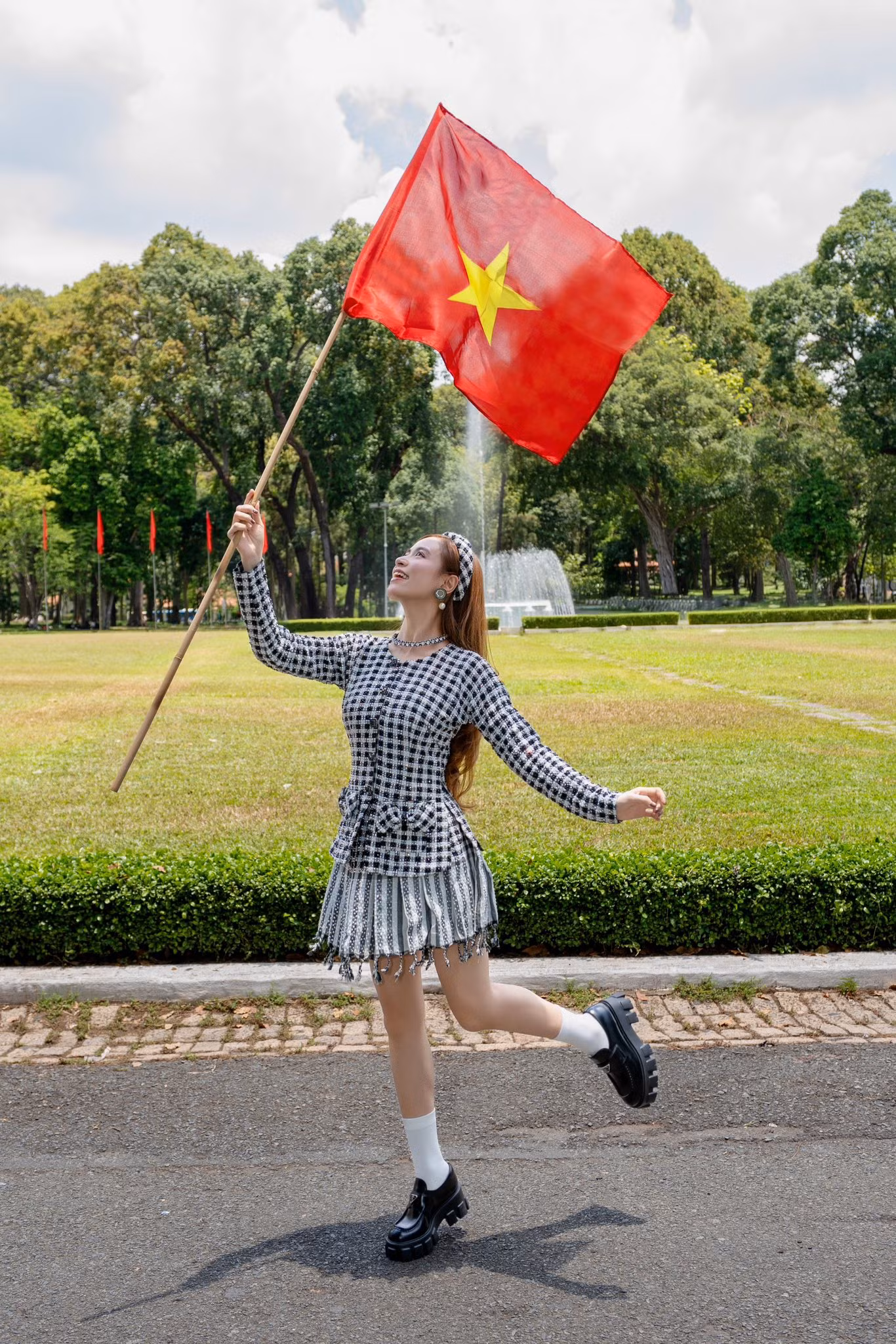 Bộ trang phục biến tấu từ họa tiết chiếc khăn rằn của Hoàng Thùy Linh nhận được nhiều lời khen của khán giả. Hoạt động sôi nổi trong lĩnh vực âm nhạc, Hoàng Thùy Linh bén duyên và từng góp mặt trong một bộ phim truyền hình, phát khung giờ vàng của VTV như Mê cung, Không ngại cưới chỉ cần một lý do...