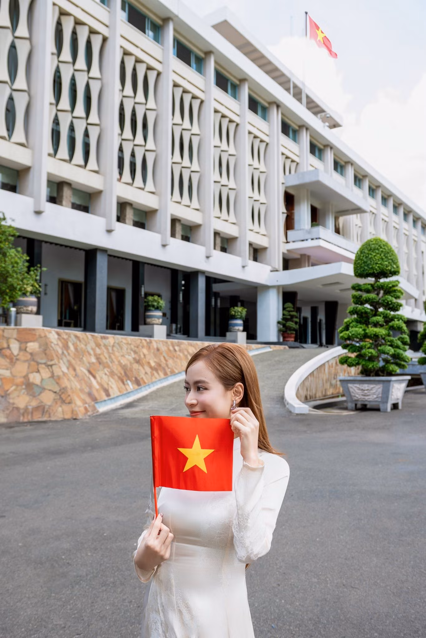 Hoàng Thùy Linh chia sẻ trên trang cá nhân loạt ảnh mặc áo dài, cầm lá cờ đỏ sao vàng. Cô viết: “Chúng ta là người Việt Nam”.