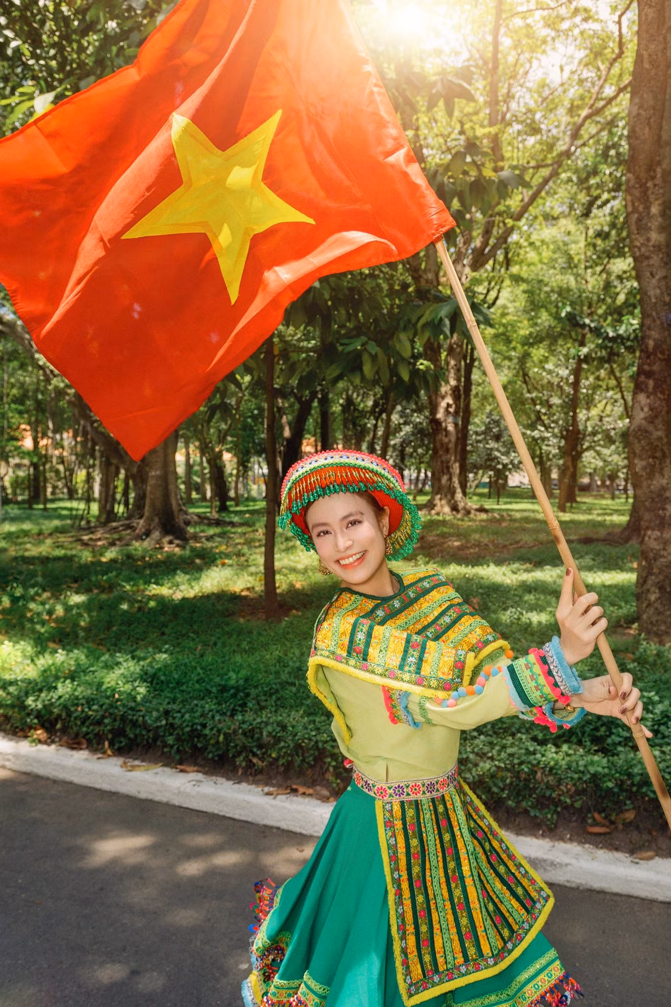 Cô tiếp tục biến hóa trong trang phục truyền thống dân tộc, lấy cảm hứng từ ca khúc Để Mị nói cho mà nghe.